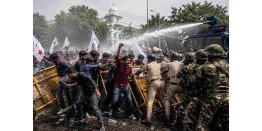 लोकभवन मार्च के दौरान पटना में बेकाबू हुए छात्र, पुलिस ने किया लाठीचार्ज 